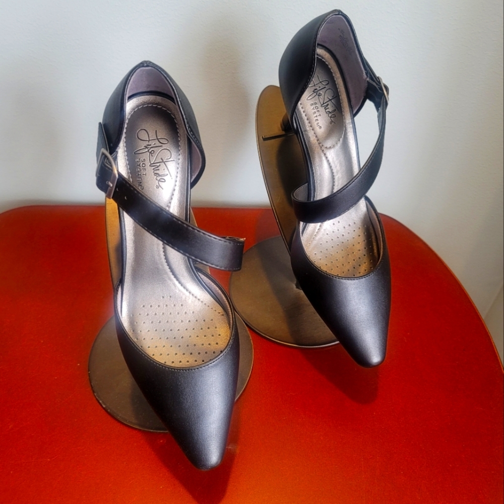 Life Stride black small heel shoe